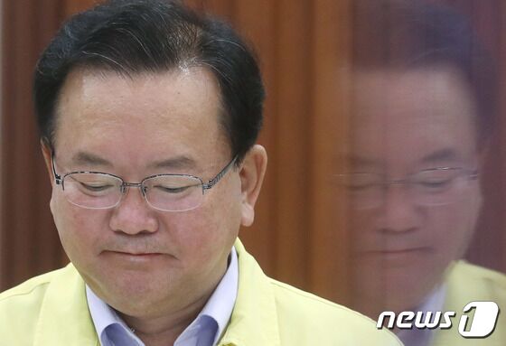 김부겸 국무총리가 3일 오전 서울 종로구 정부서울청사에서 열린 코로나19 중앙재난안전대책본부 회의에서 거리두기 조정안을 발표하고 있다. 정부는 내주부터 수도권 등 4단계 지역에서 식당·카페 영업시간을 밤 9시에서 10시로 다시 연장하며, 모임인원 제한도 백신 접종완료자가 낮에는 2인, 오후 6시 이후에는 4인 이상 포함될 경우에 한정해 6인까지 확대하며, 추석을 포함해 1주일간은 접종완료자 4명을 포함, 최대 8명까지 가정 내의 가족모임을 허용하기로 했다. 박정호 기자