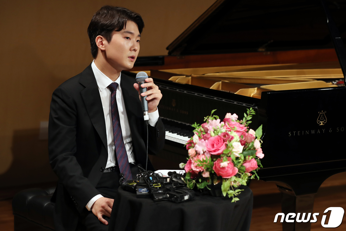 (서울=뉴스1) 민경석 기자 = 피아니스트 조성진이 3일 서울 서초구 예술의전당 음악당 인춘아트홀에서 열린 앨범 발매 기념 기자간담회에서 취재진의 질문에 답하고 있다.조성진은 지난 …