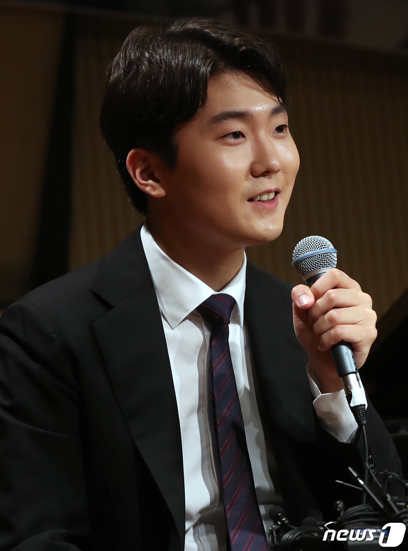 본문 이미지 - 피아니스트 조성진이 3일 서울 서초구 예술의전당 음악당 인춘아트홀에서 열린 앨범 발매 기념 기자간담회에서 취재진의 질문에 답하고 있다. 조성진은 지난주 새 앨범 '쇼팽 피아노 협주곡 2번 · 스케르초'를 발매한 데 이어 오는 7일까지 전국 리사이틀 투어를 진행한다. 2015년 쇼팽 콩쿠르에서 한국인으로서 처음으로 우승을 거머쥐며 클래식 레이블 도이치 그라모폰과 계약한 조성진은 2016년 쇼팽 피아노 협주곡 1번을 담은 앨범으로 데뷔했다. 2021.9.3/뉴스1 ⓒ News1 민경석 기자
