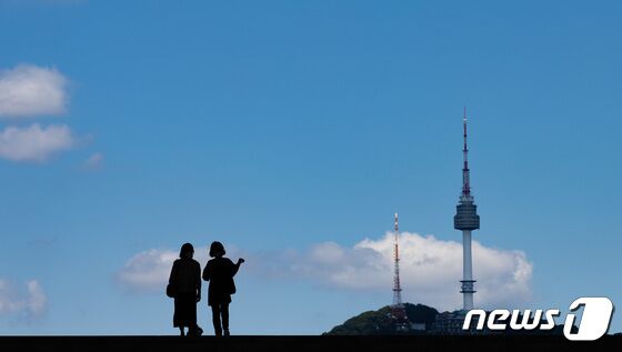 절기상 백로를 나흘 앞둔 3일 서울 용산구 국립중앙박물관에서 바라본 하늘이 푸르게 보이고 있다. 이재명 기자