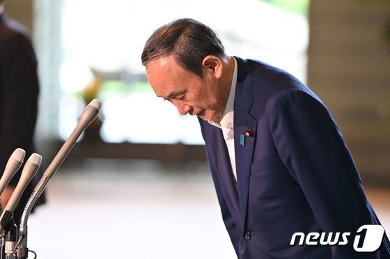 스가 요시히데 일본 총리가 이달 자민당 총재 재선에 나서지 않겠다고 밝힌 데 이어 3일(현지시간) 도쿄 총리실에서 가진 기자회견에서 고개를 숙이고 있다. AFP