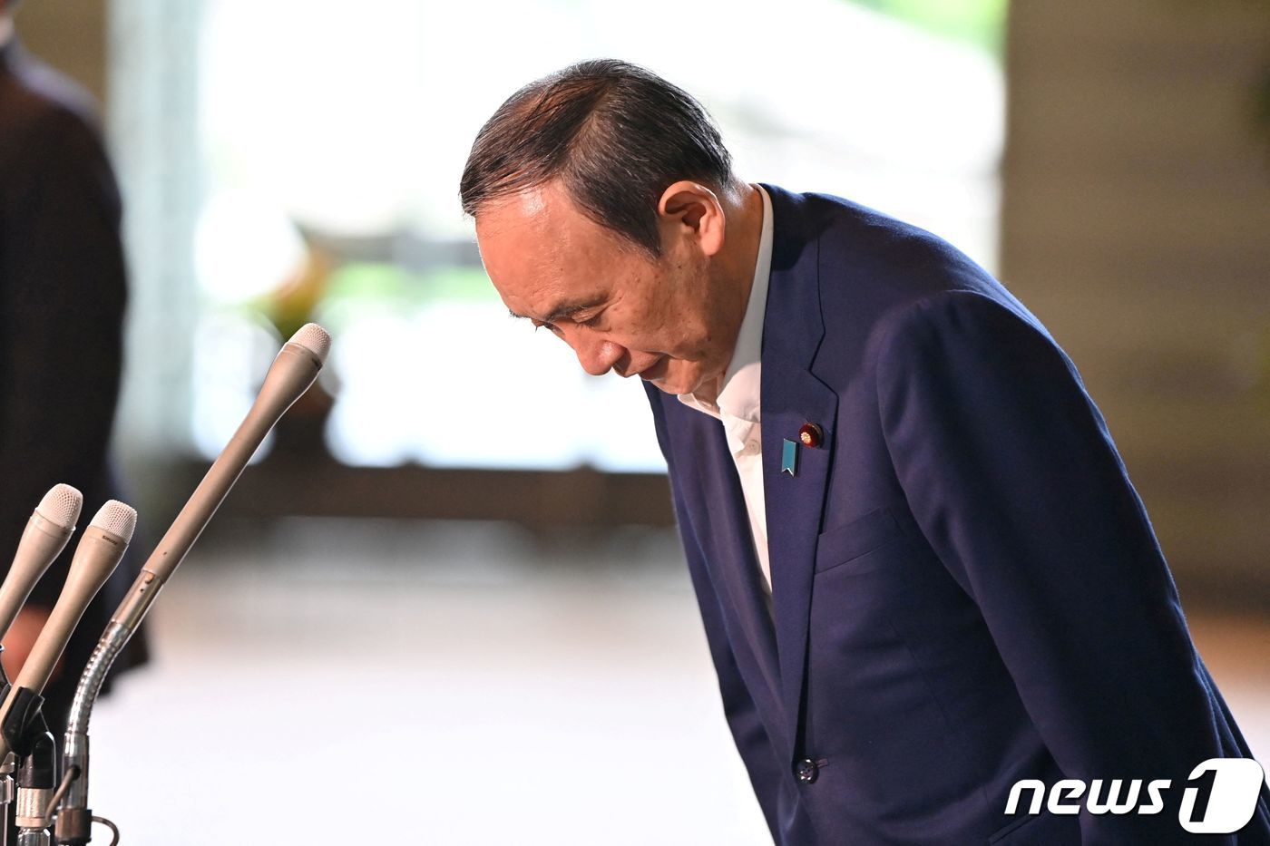 스가 요시히데 일본 총리가 이달 자민당 총재 재선에 나서지 않겠다고 밝힌 데 이어 3일&#40;현지시간&#41; 도쿄 총리실에서 가진 기자회견에서 고개를 숙이고 있다. AFP
