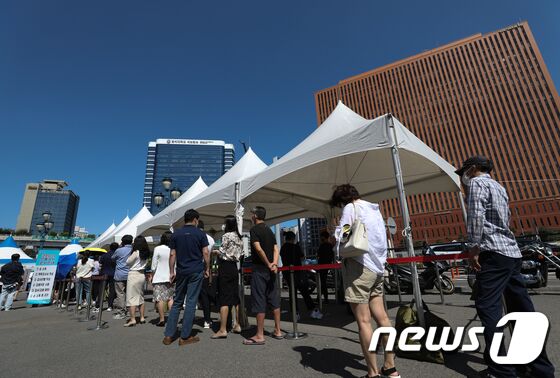 3일 오후 서울역 선별진료소에서 시민들이 신종 코로나바이러스 감염증(코로나19) 검체 검사를 받기 위해 줄을 서 있다. 이날 0시 기준 코로나19 신규 확진자는 1709명으로 전일 대비 252명 감소했지만 여전히 감소세로 보기 어렵다. 이에 따라 방역당국은 수도권 4단계, 비수도권 3단계인 사회적 거리두기를 오는 10월 3일까지 4주 추가로 연장한다. 한편 정부는 현재의 코로나19 4차 대유행이 9월20일께까지 정점을 이루다가 그후 약화될 것으로 전망했다. 신웅수 기자