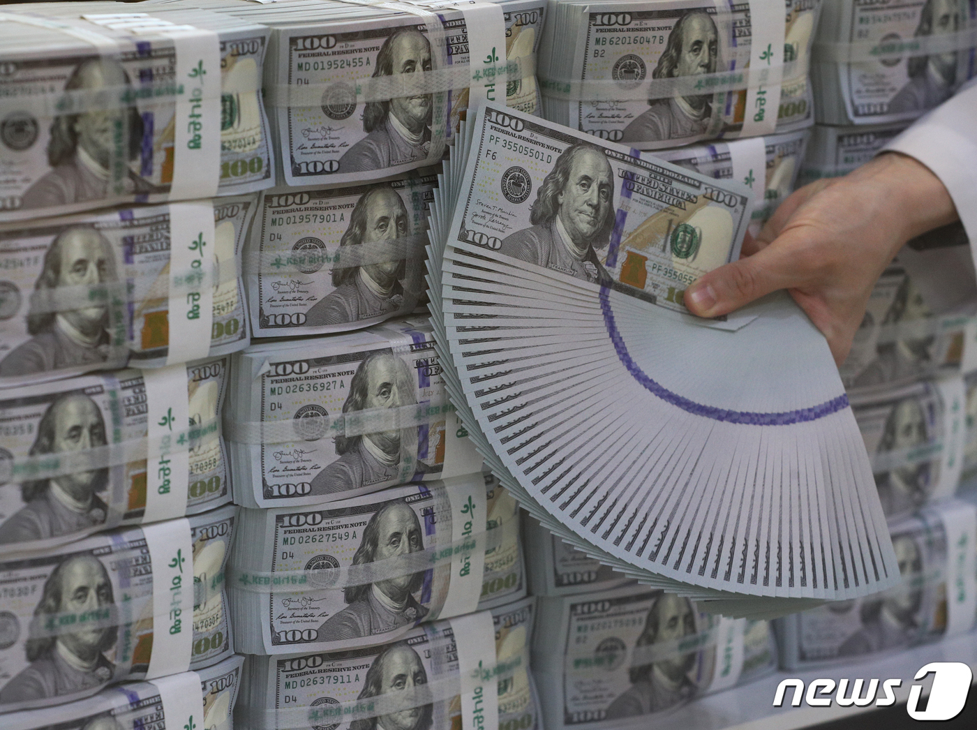 8월 외환보유액 또 사상최대 - 뉴스1
