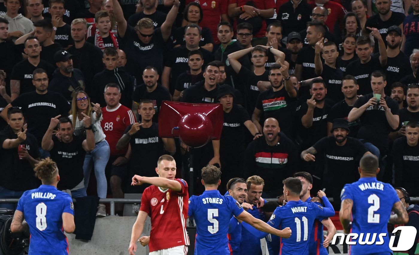 본문 이미지 - 잉글랜드 선수들을 향해 인종차별 행위를 한 헝가리 팬들. ⓒ AFP=뉴스1