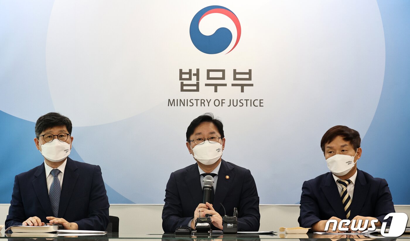 본문 이미지 - 박범계 법무부 장관이 3일 서울 서초구 고등검찰청사에서 '전자감독 대상자 훼손·재범사건 관련 대책' 브리핑에서 취재진의 질문에 답하고 있다. 2021.9.3/뉴스1 ⓒ News1 이재명 기자