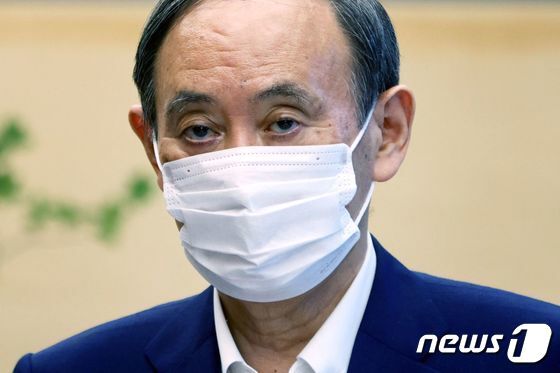 자민당 대표 재선에 나서지 않겠다고 밝힌 스가 요시히데 일본 총리가 3일(현지시간) 일본 도쿄에서 앤드류 파슨스 국제패럴림픽위원회(IPC) 총재를 만나고 있다. AFP