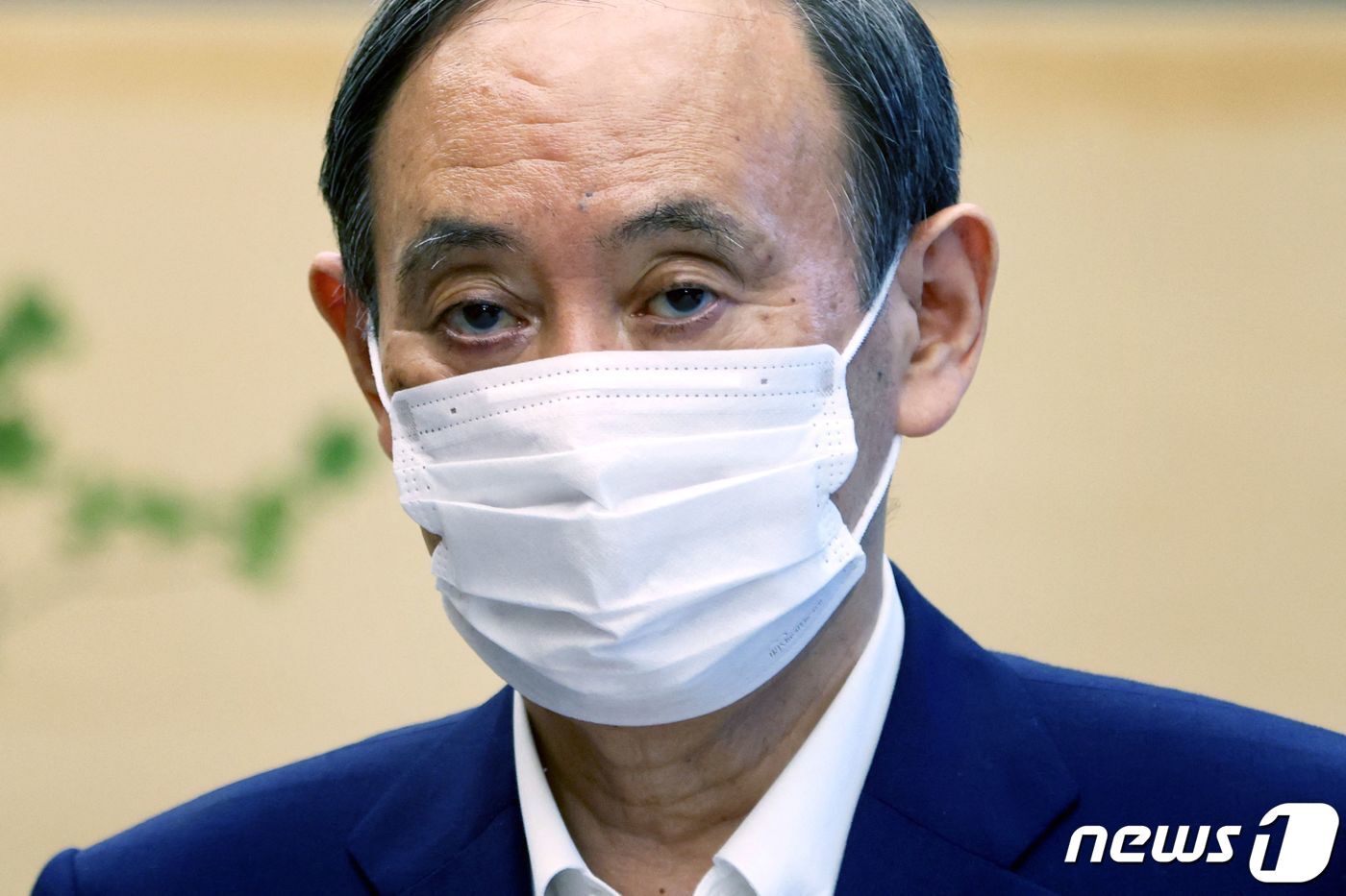 본문 이미지 - 자민당 대표 재선에 나서지 않겠다고 밝힌 스가 요시히데 일본 총리가 3일(현지시간) 일본 도쿄에서 앤드류 파슨스 국제패럴림픽위원회(IPC) 총재를 만나고 있다.  AFP