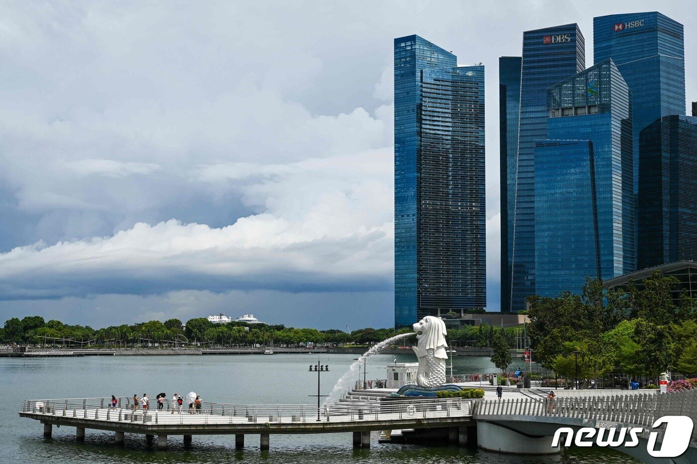 본문 이미지 - People stand along the pier next to the Merlion statue in Singapore on August 16, 2021. (Photo by Roslan RAHMAN / AFP) ⓒ AFP=뉴스1