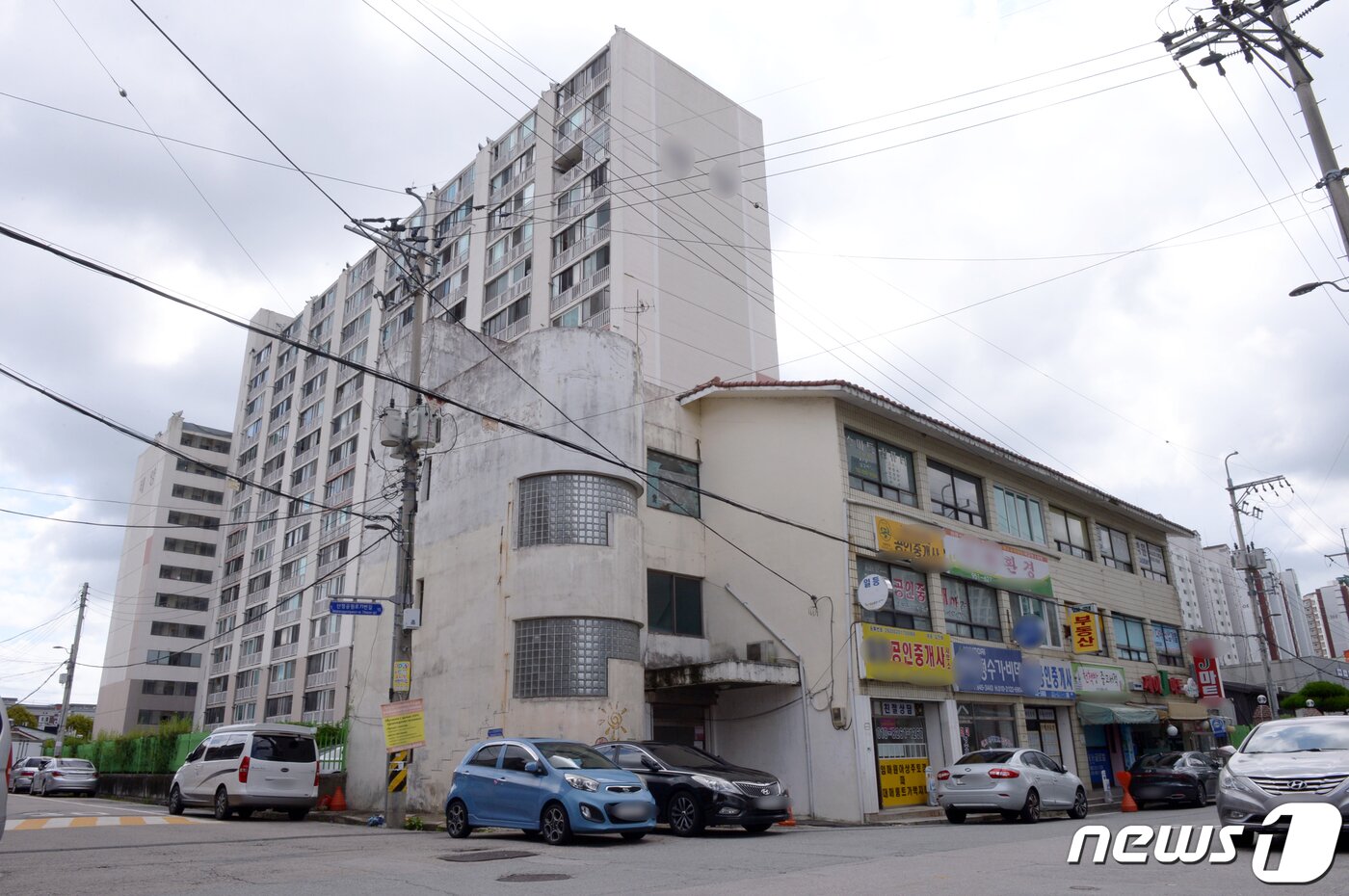 본문 이미지 - 3일 오후 광주 광산구 산정동 한 아파트 일대 상권이 한산한 모습을 보이고 있다. 해당 아파트에서는 지난달 16일부터 이날까지 관리사무소장과 외국인 주민 등 20여명이 신종 코로나바이러스 감염증(코로나19)에 집단감염됐다. 2021.9.3/뉴스1 ⓒ News1 정다움 기자