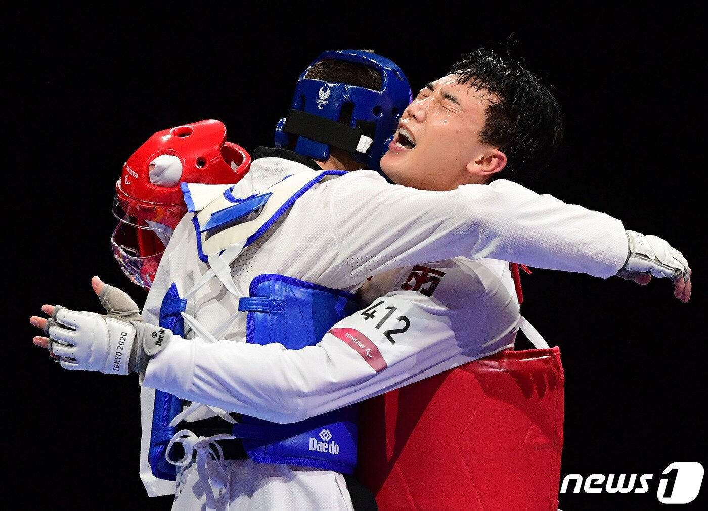 본문 이미지 - 3일 일본 지바현 마쿠하리 메세홀 B에서 열린 도쿄 패럴림픽 남자 태권도 75kg급(스포츠등급 K44) 동메달 결정전에서 대한민국 주정훈이 러시아패럴림픽위원회 이살디비로프를 꺾고 동메달을 차지했다. 주정훈이 이살디비로프와 포옹하며 감격스러워하고 있다. 2021.9.3/뉴스1 ⓒ News1 사진공동취재단