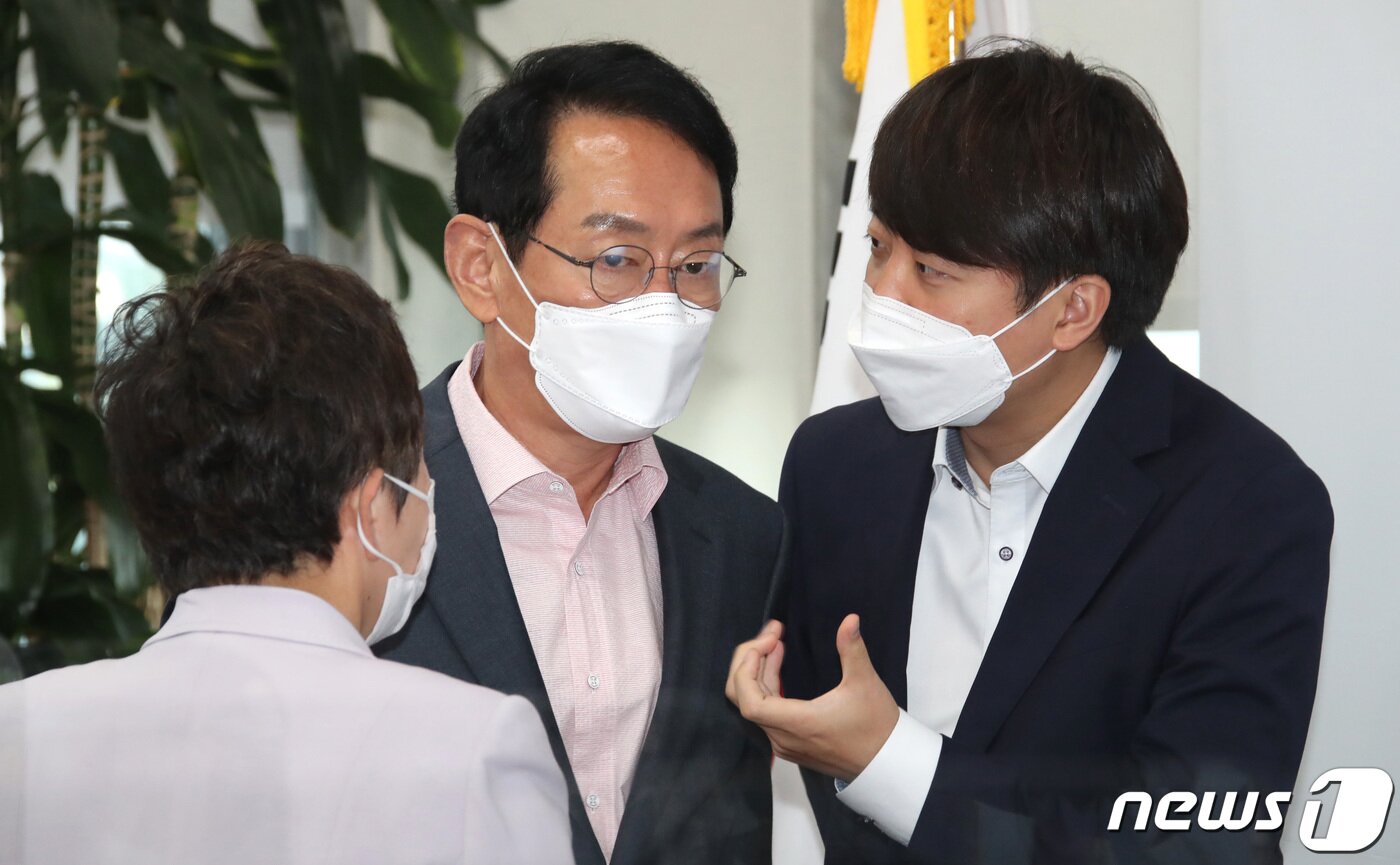 본문 이미지 - 이준석 국민의힘 대표가 30일 서울 여의도 국회에서 열린 '판교 대장동게이트 특검법 수용 촉구 긴급 기자회견'에 앞서 김도읍 정책위의장과 대화하고 있다. 2021.9.30/뉴스1 ⓒ News1 구윤성 기자
