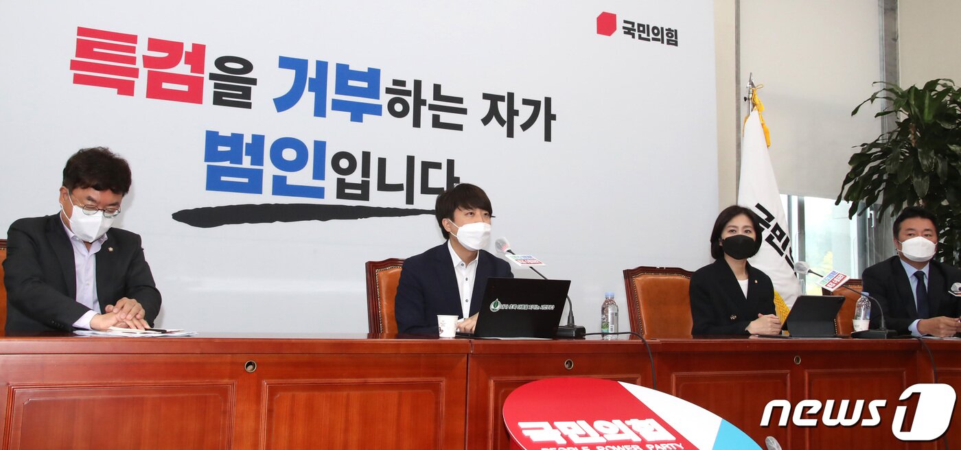 본문 이미지 - 이준석 국민의힘 대표가 30일 서울 여의도 국회에서 긴급 기자회견을 열고, '판교 대장동 게이트' 특검법 수용을 촉구하고 있다. 2021.9.30/뉴스1 ⓒ News1 구윤성 기자