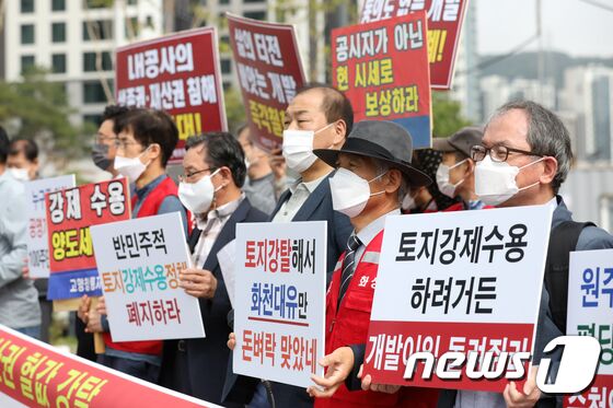 공공주택지구 전국연대 대책협의회, 3기 신도시 연합 구성원들이 30일 성남시 분당구 대장지구에서 기자회견을 열고 대장동게이트를 규탄하며 토지강제수용제도 철폐, 토지보상법 개정을 촉구하고 있다. 공공주택지구 전국연대 대책협의회(공전협)는 이날 기자회견을 통해