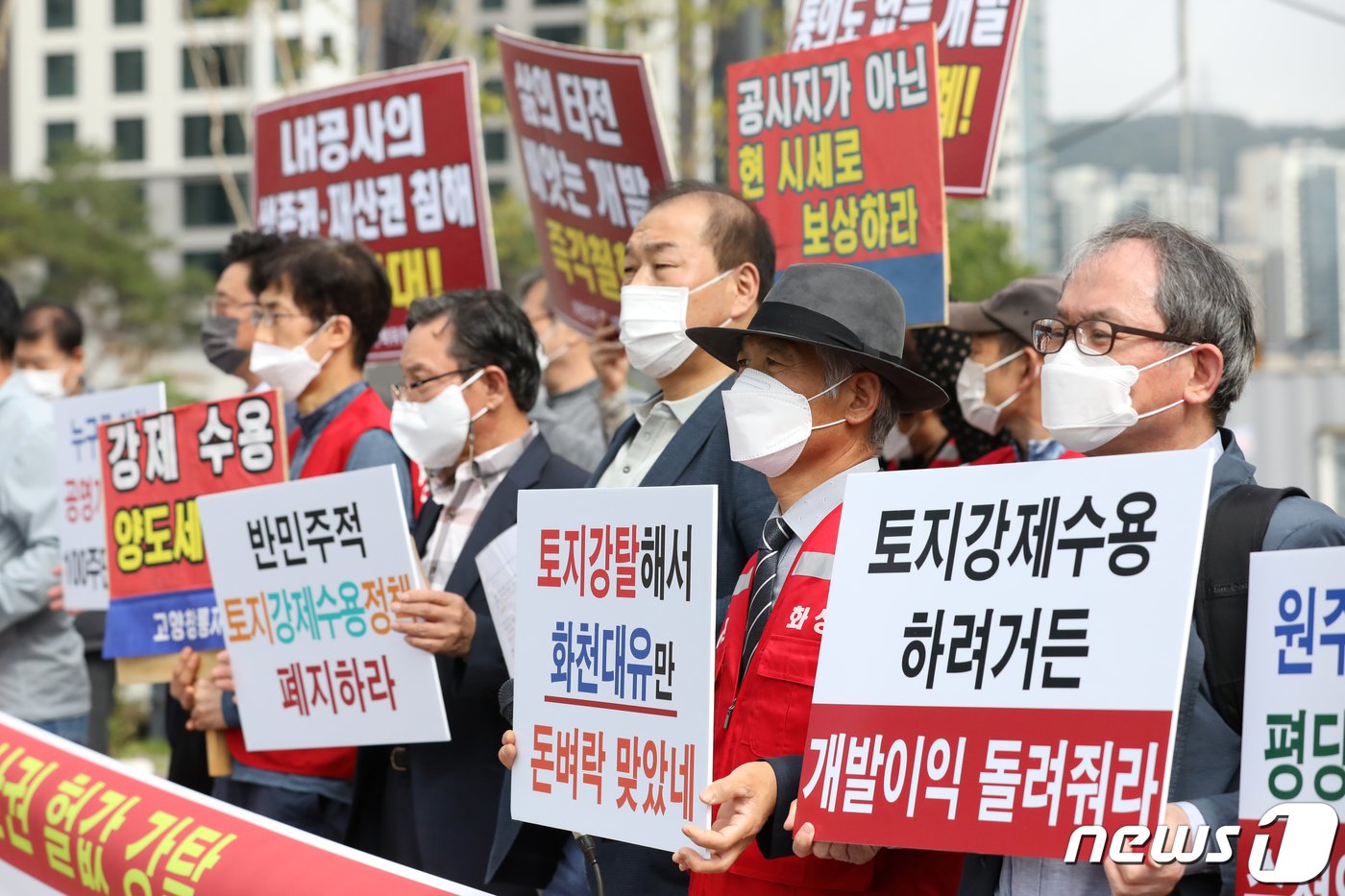 본문 이미지 - 공공주택지구 전국연대 대책협의회, 3기 신도시 연합 구성원들이 30일 성남시 분당구 대장지구에서 기자회견을 열고 대장동게이트를 규탄하며 토지강제수용제도 철폐, 토지보상법 개정을 촉구하고 있다. 공공주택지구 전국연대 대책협의회(공전협)는 이날 기자회견을 통해 "대장동 도시개발사업으로 극소수의 민간업자들이 폭리를 취하고 사회 주요 지도층 인사들이 특혜를 받았다＂고 규탄하며 토지보상법 개정, 강제수용토지 부과하는 양도소득세 면제, 혁신안 마련, 공공개발에 따른 원가공개 등을 촉구했다. 이승배 기자