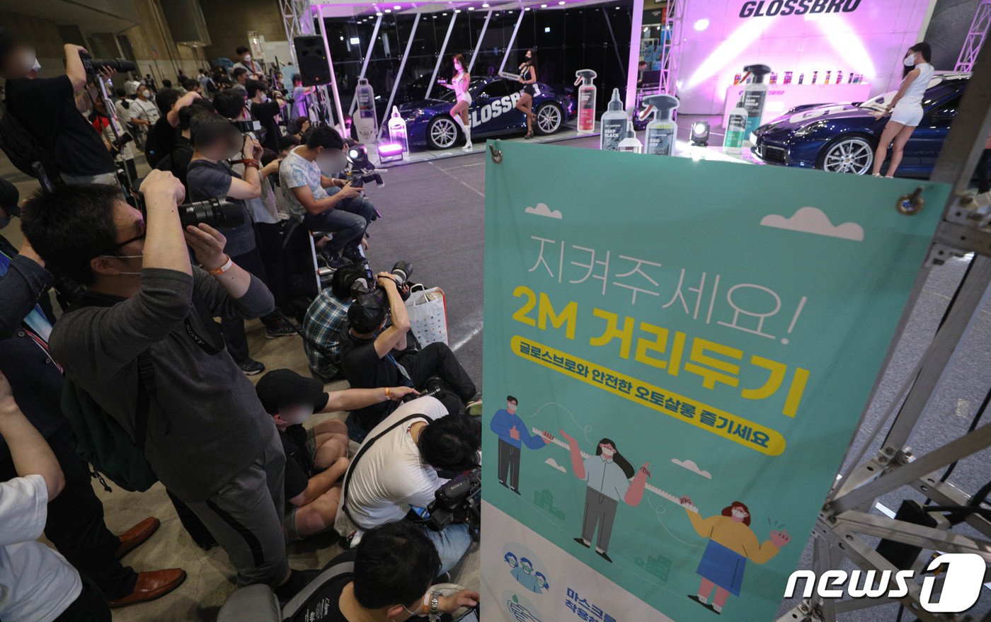 본문 이미지 - 30일 경기 고양시 킨텍스에서 열린 2021 오토살롱위크를 찾은 관람객들이 모델과 전시차를 촬영하고 있다. 국내 자동차 에프터마켓 산업 활성화, 국내 업체의 해외시장 진출 및 내수시장 홍보 및 판로 개척을 위해 열린 이번 전시회는 오는 10월 3일까지 진행된다. 성동훈 기자