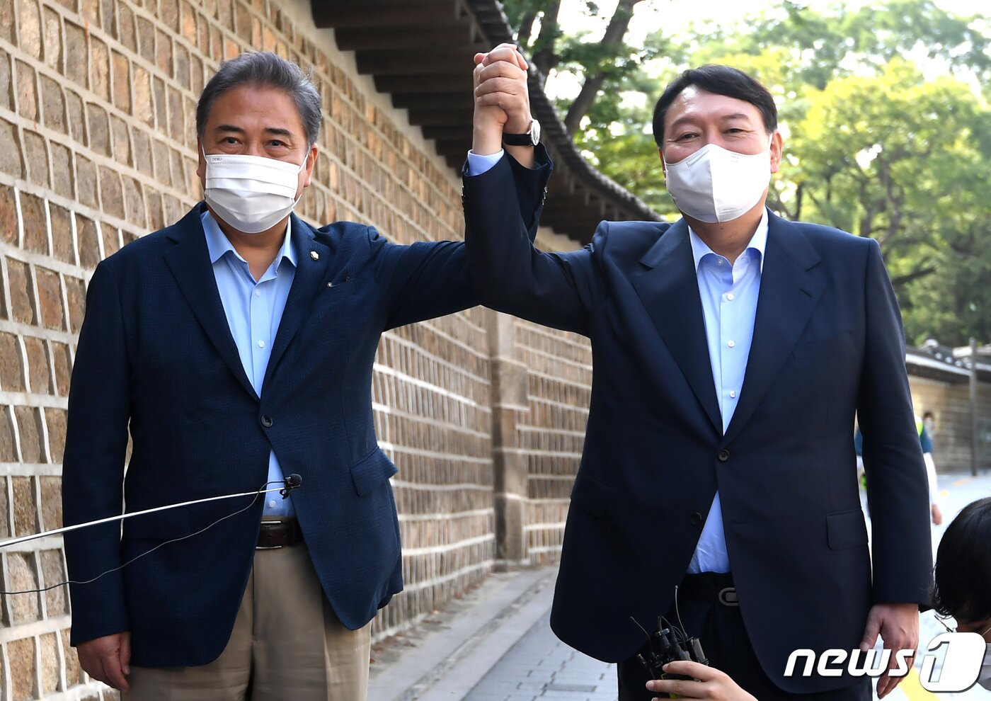 본문 이미지 - 박진 국민의힘 의원(왼쪽)과 윤석열 대통령 당선인. 2021.9.30/뉴스1 ⓒ News1 국회사진취재단