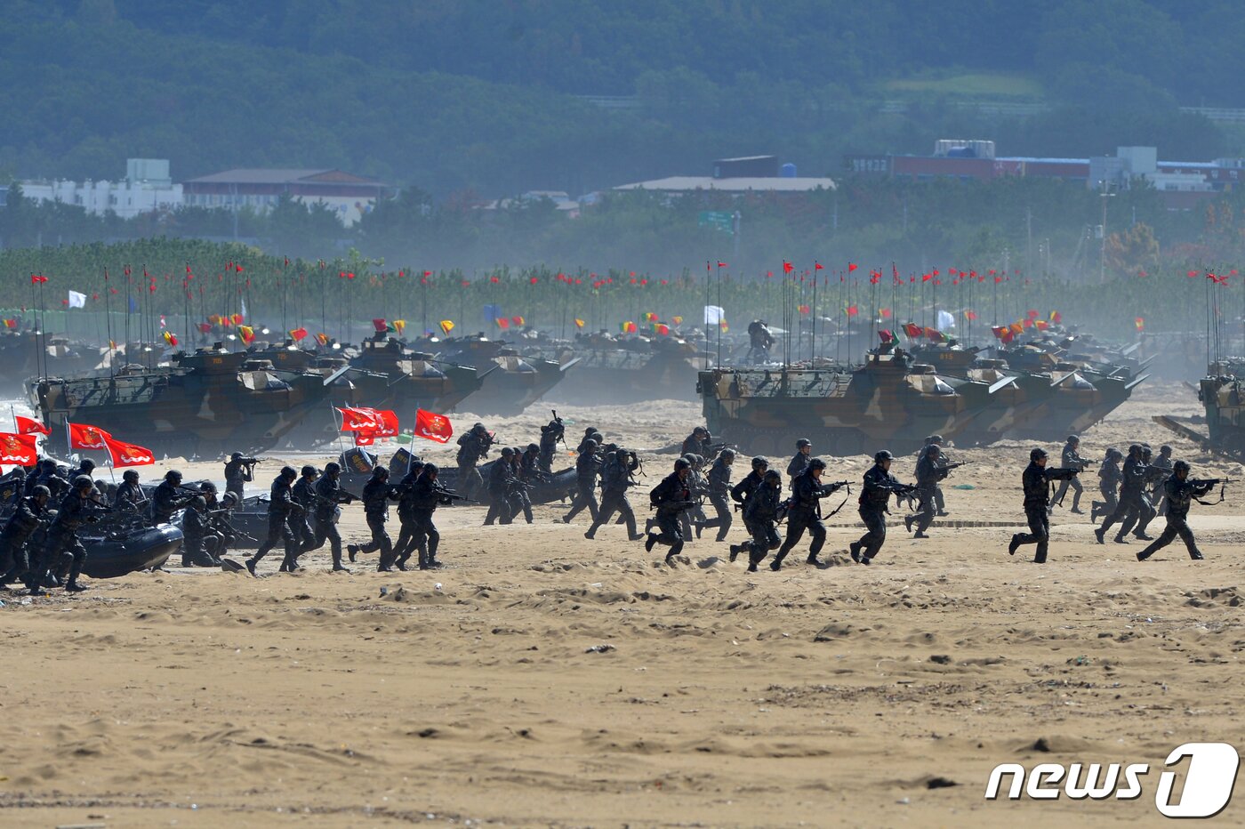 본문 이미지 - 제73주년 국군의 날 미디어 데이가 지난 30일 경북 포항시 남구 도구해안에서 열린 가운데 해병대원들이 기습상륙작전을 선보이고 있다. 소닉 붐 현상이 나타나고 있다. 올해 국군의 날은 건군 이래 처음으로 해병대에서 열렸다.2021.10.1/뉴스1 ⓒ News1 최창호 기자