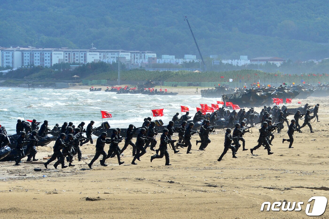 본문 이미지 - 제73주년 국군의 날 미디어 데이가 지난 30일 경북 포항시 남구 도구해안에서 열린 가운데 육해공 합동 상륙작전이 펼쳐지고 있다. 올해 국군의 날은 건군 이래 처음으로 해병대에서 열렸다.2021.10.1/뉴스1 ⓒ News1 최창호 기자