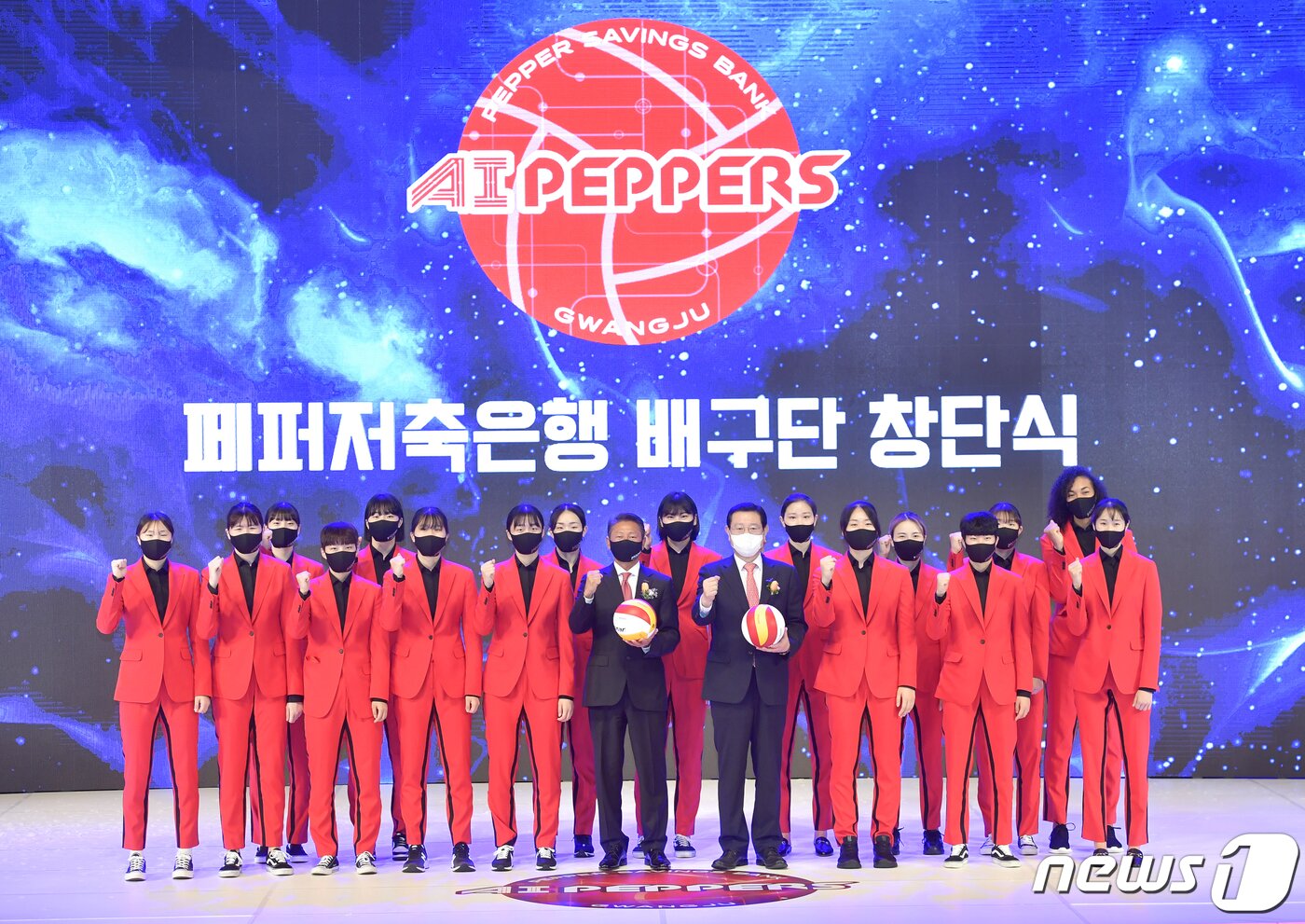 본문 이미지 - 이용섭 광주시장이 30일 오후 시청 대회의실에서 열린 페퍼저축은행 여자프로배구단 '광주 AI 페퍼스' 창단식에 참석해 장매튜 구단주와 선수단 등과 기념촬영을 하고 있다.(광주시 제공)2021.9.30/뉴스1 ⓒ News1 