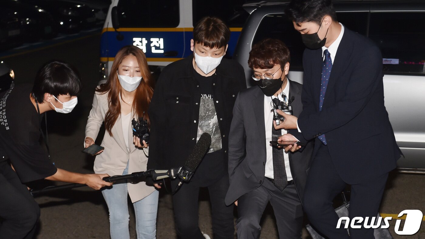 본문 이미지 - 무면허 운전과 음주측정 거부·경찰관 폭행 등 혐의로 입건된 장제원 국민의힘 의원 아들인 래퍼 노엘&#40;본명 장용준&#41;이 30일 서울 서초구 서초경찰서에서 경찰 조사를 위해 출석하고 있다. 2021.9.30/뉴스1 ⓒ News1 이성철 기자