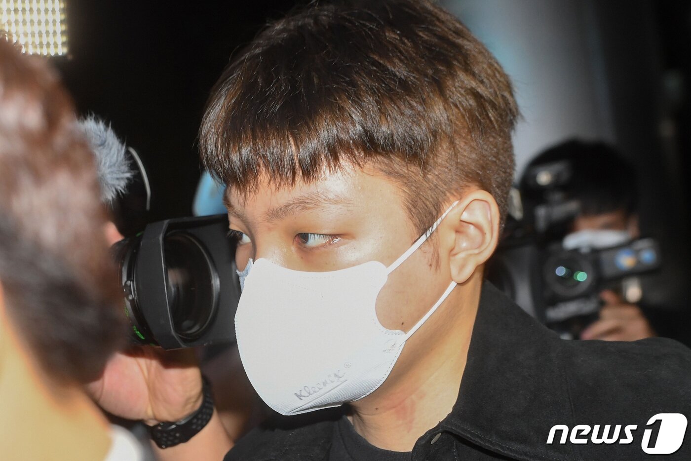 본문 이미지 - 무면허 운전과 음주측정 거부·경찰관 폭행 등 혐의로 입건된 장제원 국민의힘 의원 아들인 래퍼 노엘&#40;본명 장용준&#41;이 30일 서울 서초구 서초경찰서에서 경찰 조사를 위해 출석하고 있다. 2021.9.30/뉴스1 ⓒ News1 이성철 기자