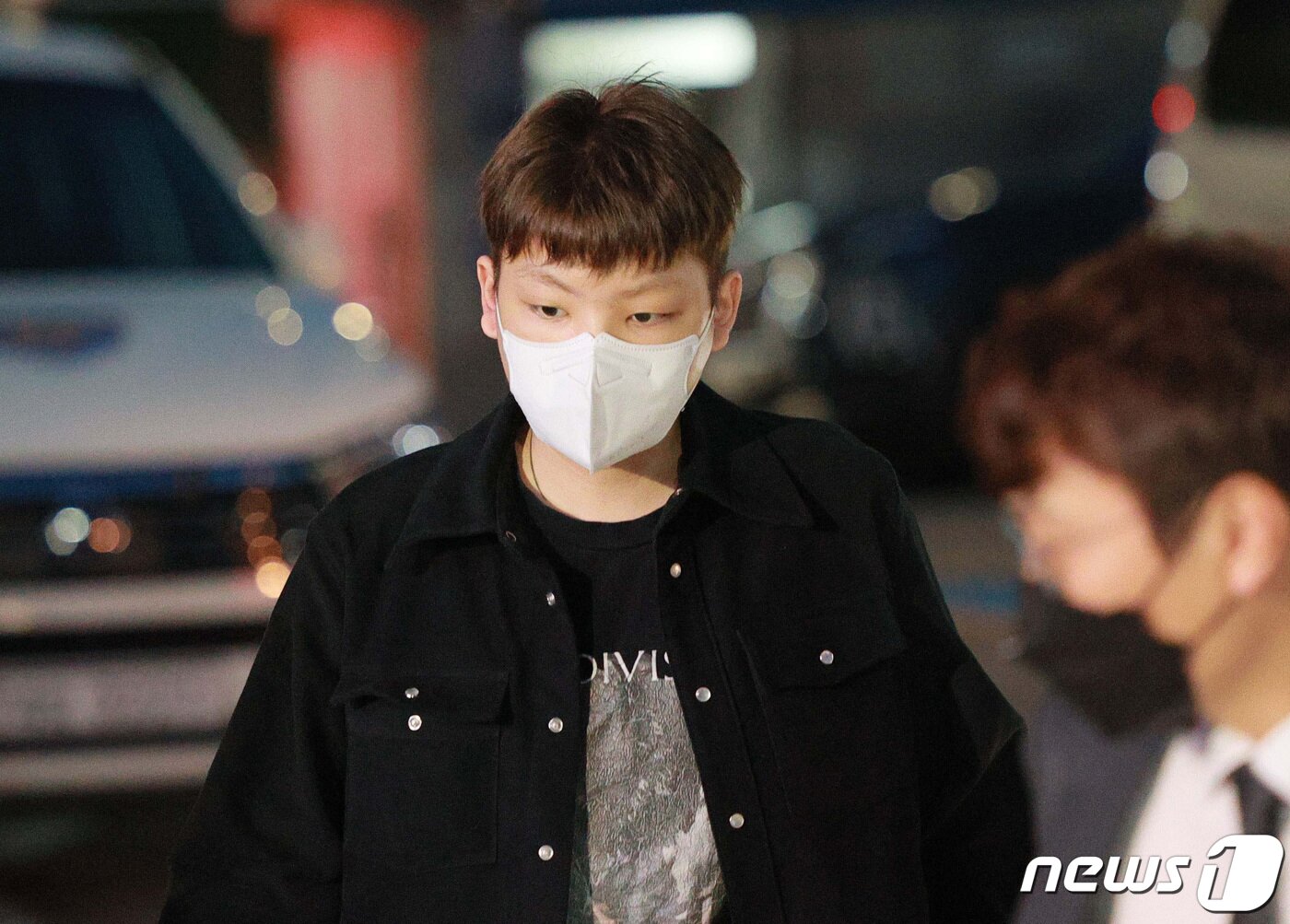 본문 이미지 - 무면허 운전과 음주측정 거부·경찰관 폭행 등 혐의로 입건된 장제원 국민의힘 의원 아들인 래퍼 노엘(본명 장용준)이 30일 서울 서초구 서초경찰서에서 경찰 조사를 위해 출석하고 있다. 2021.9.30/뉴스1 ⓒ News1 이성철 기자