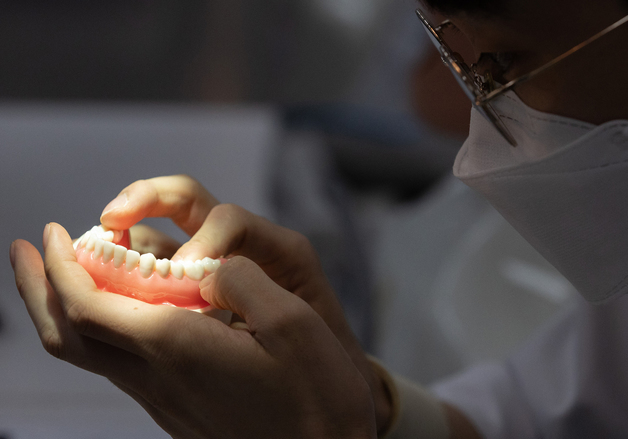 "치과 갈 땐 '치료비용계획서' 요구하세요"…진료비 분쟁 '급증'