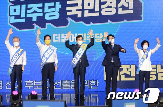 4일 대전 유성구 컨벤션센터에서 열린 더불어민주당 제20대 대통령선거 후보자 선출을 위한 대전·충남 합동연설회에서 후보자들이 기념촬영을 하고 있다. 왼쪽부터 이재명, 김두관, 이낙연, 박용진, 추미애 후보. 김기태 기자