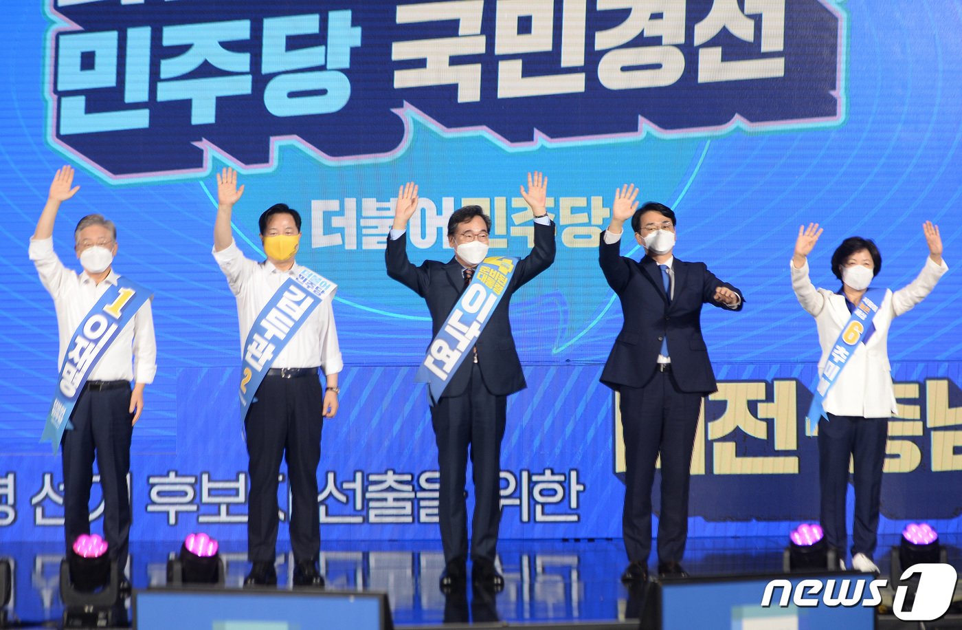 본문 이미지 - 4일 대전 유성구 컨벤션센터에서 열린 더불어민주당 제20대 대통령선거 후보자 선출을 위한 대전·충남 합동연설회에서 후보자들이 기념촬영을 하고 있다. 왼쪽부터 이재명, 김두관, 이낙연, 박용진, 추미애 후보. 김기태 기자