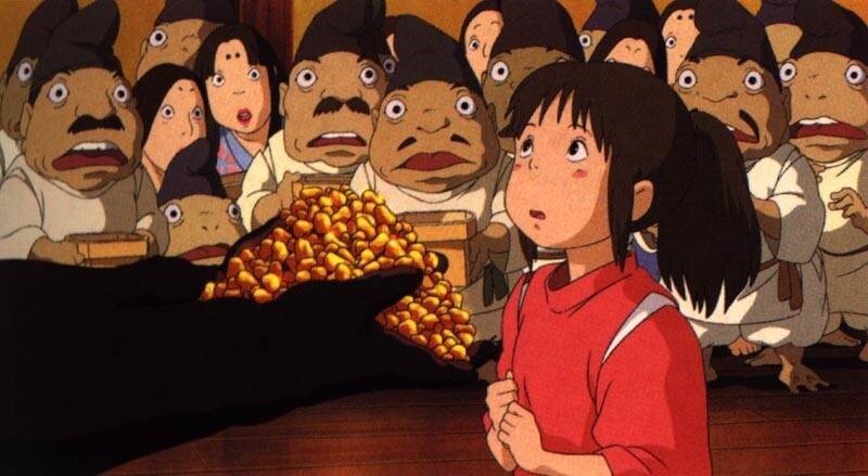 본문 이미지 - 온천장 종업원들 앞에서 가오나시가 센을 향해 사금을 들이대고 있다. 센은 다른 종업원들과 달리 금에 욕심이 없다. 사진=<센과 치히로의 행방불명> 스틸컷. ⓒ 뉴스1