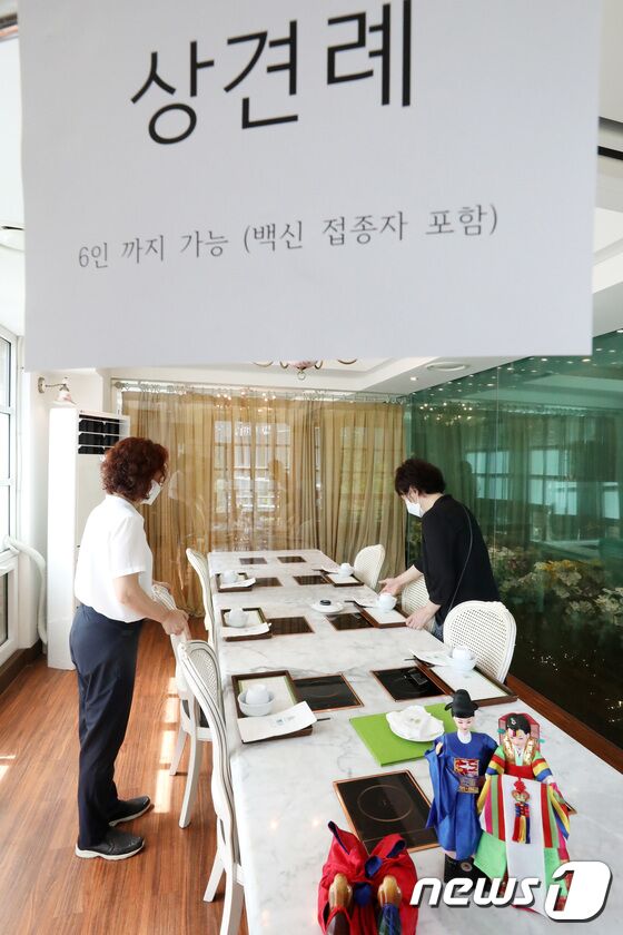 사회적 거리두기 조정안 도입을 하루 앞둔 5일 오후 서울 종로구 일품당 프리미엄에서 직원들이 6인 손님맞이를 준비하고 있다. 조태형 기자
