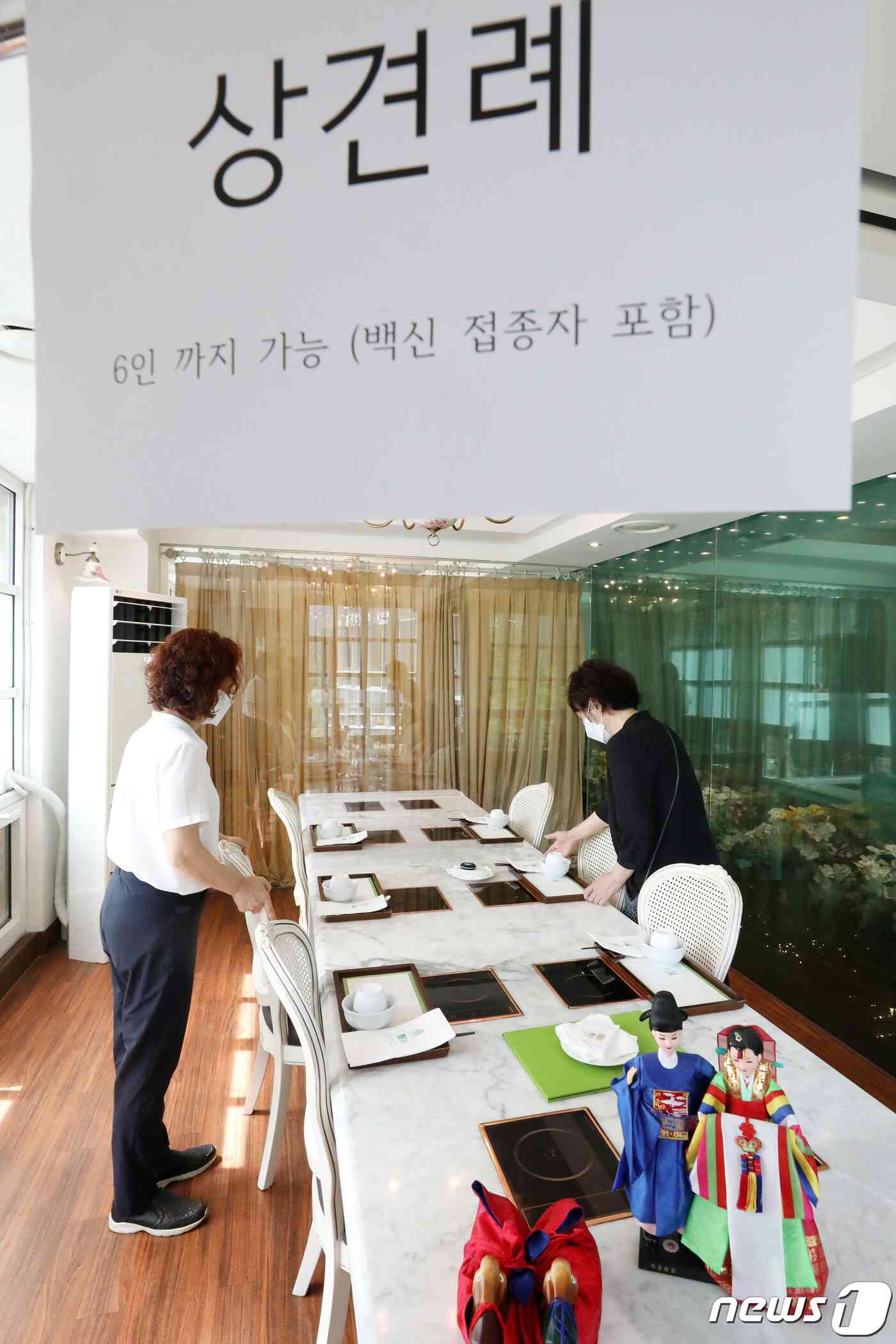 사회적 거리두기 조정안 도입을 하루 앞둔 5일 오후 서울 종로구 일품당 프리미엄에서 직원들이 6인 손님맞이를 준비하고 있다. 조태형 기자