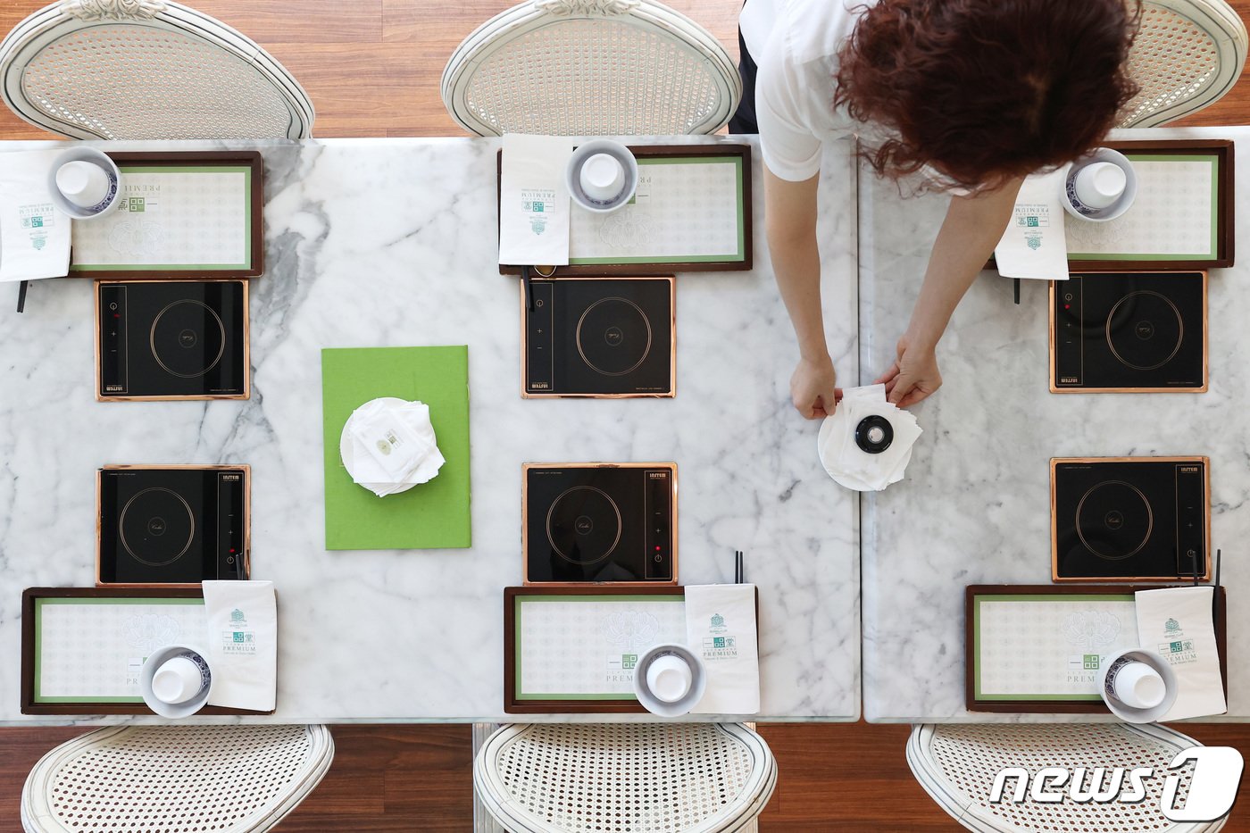 본문 이미지 - 사회적 거리두기 조정안 도입을 하루 앞둔 5일 오후 서울 종로구 일품당 프리미엄에서 직원들이 6인 손님맞이를 준비하고 있다. 수도권 등 4단계 지역은 4명까지만 허용됐던 사적모임 족쇄가 풀려 6일부터는 밤 10시까지 6명까지 사적모임이 허용되며 오후 6시 이전까지는 코로나19 백신 접종 완료자가 2명 이상, 오후 6시 이후엔 4명 이상이 포함돼 있어야 한다.조태형 기자