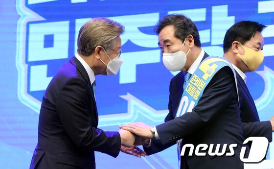 이재명 더불어민주당 대선 주자가 5일 충북 청주시 CJB컨벤션센터에서 열린 세종·충북 지역 경선에서 54.54%(7035표)의 과반 득표해 성공해 1위에 올랐다. 이재명 후보가 이낙연 후보와 인사를 하고 있다. 김용빈 기자