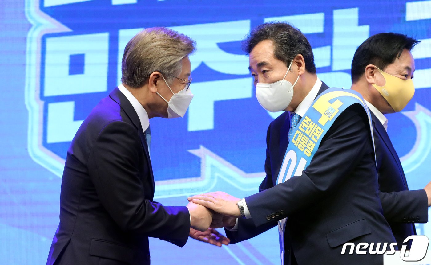 본문 이미지 - 이재명 더불어민주당 대선 주자가 5일 충북 청주시 CJB컨벤션센터에서 열린 세종·충북 지역 경선에서 54.54%(7035표)의 과반 득표해 성공해 1위에 올랐다. 이재명 후보가 이낙연 후보와 인사를 하고 있다. 김용빈 기자