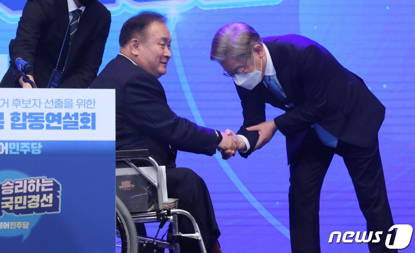 본문 이미지 - 2021년 9월 6일 이재명 더불어민주당 대선 주자가 충북 청주시 CJB컨벤션센터에서 열린 세종·충북 지역 경선에서 이상민 선거위원장과 인사를 하고 있다. ⓒ News1 김용빈 기자