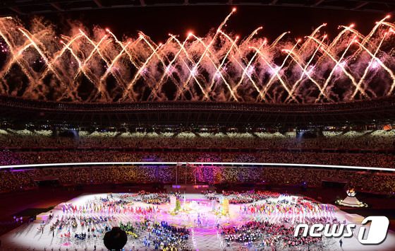 5일 일본 도쿄 올림픽스타디움에서 열린 도쿄패럴림픽 폐회식 공연 도중 화려한 불꽃이 하늘을 수놓고 있다. 사진공동취재단