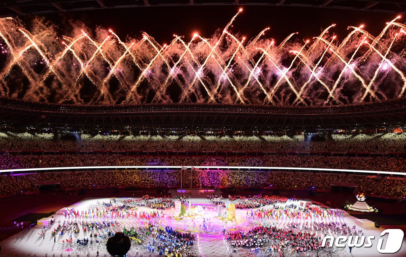 본문 이미지 - 5일 일본 도쿄 올림픽스타디움에서 열린 도쿄패럴림픽 폐회식 공연 도중 화려한 불꽃이 하늘을 수놓고 있다. 사진공동취재단