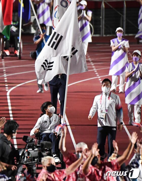 5일 일본 도쿄 올림픽스타디움에서 열린 도쿄패럴림픽 폐회식에서 보치아 금메달리스트 정호원과 파트너 이문영 코치가 폐회식 기수로 입장하고 있다. (대한장애인체육회 제공) 김진환 기자