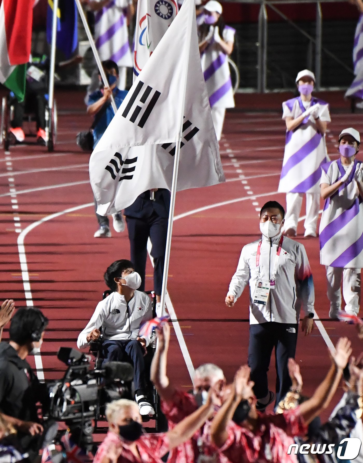 본문 이미지 - 5일 일본 도쿄 올림픽스타디움에서 열린 도쿄패럴림픽 폐회식에서 보치아 금메달리스트 정호원과 파트너 이문영 코치가 폐회식 기수로 입장하고 있다. (대한장애인체육회 제공) 김진환 기자