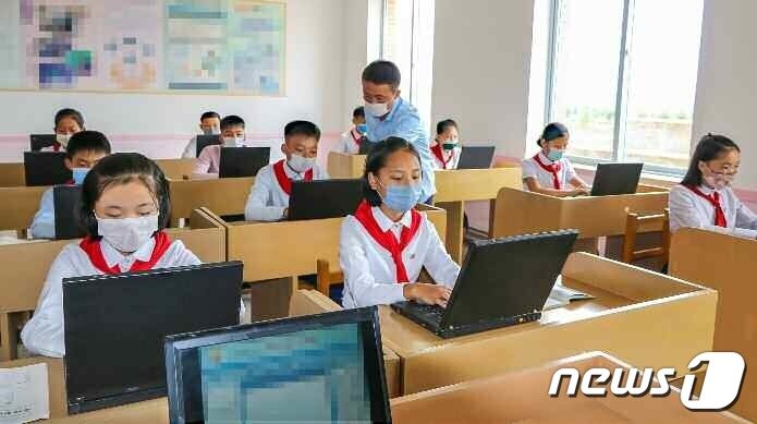 본문 이미지 - (평양 노동신문=뉴스1) = 북한 평안북도의 학교. (사진은 기사 내용과 무관함)  [국내에서만 사용가능. 재배포 금지. DB 금지. For Use Only in the Republic of Korea. Redistribution Prohibited] rodongphoto@news1.kr