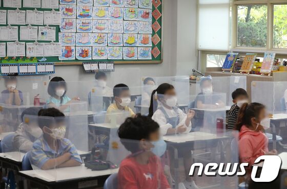 6일 오전 부산 부산진구 양정초등학교 1학년 학생들이 등교해 수업을 듣고 있다. 사회적 거리두기 3단계가 적용되는 비수도권은 초·중·고 모든 학생들이 전면 등교한다. 여주연 기자