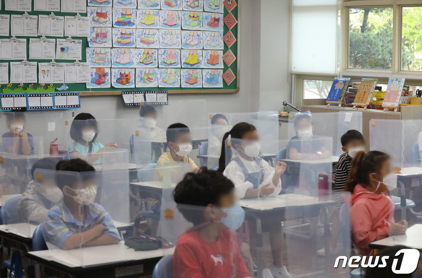 본문 이미지 - 6일 오전 부산 부산진구 양정초등학교 1학년 학생들이 등교해 수업을 듣고 있다. 사회적 거리두기 3단계가 적용되는 비수도권은 초·중·고 모든 학생들이 전면 등교한다. 여주연 기자