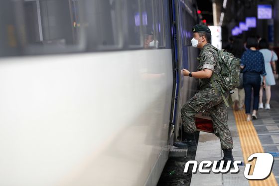 군 장병 휴가가 재개된 6일 서울역에서 군 장병이 열차를 타고 있다. 국방부는 이날부터 군내 거리두기 4단계를 10월 3일까지 4주간 연장하되 강화된 부대관리지침을 방역관리 범위 내에서 일부 조정해 시행한다. 이에 따라 장병들의 휴가는 부대병력의 20% 이내까지로 완화된다. 안은나 기자