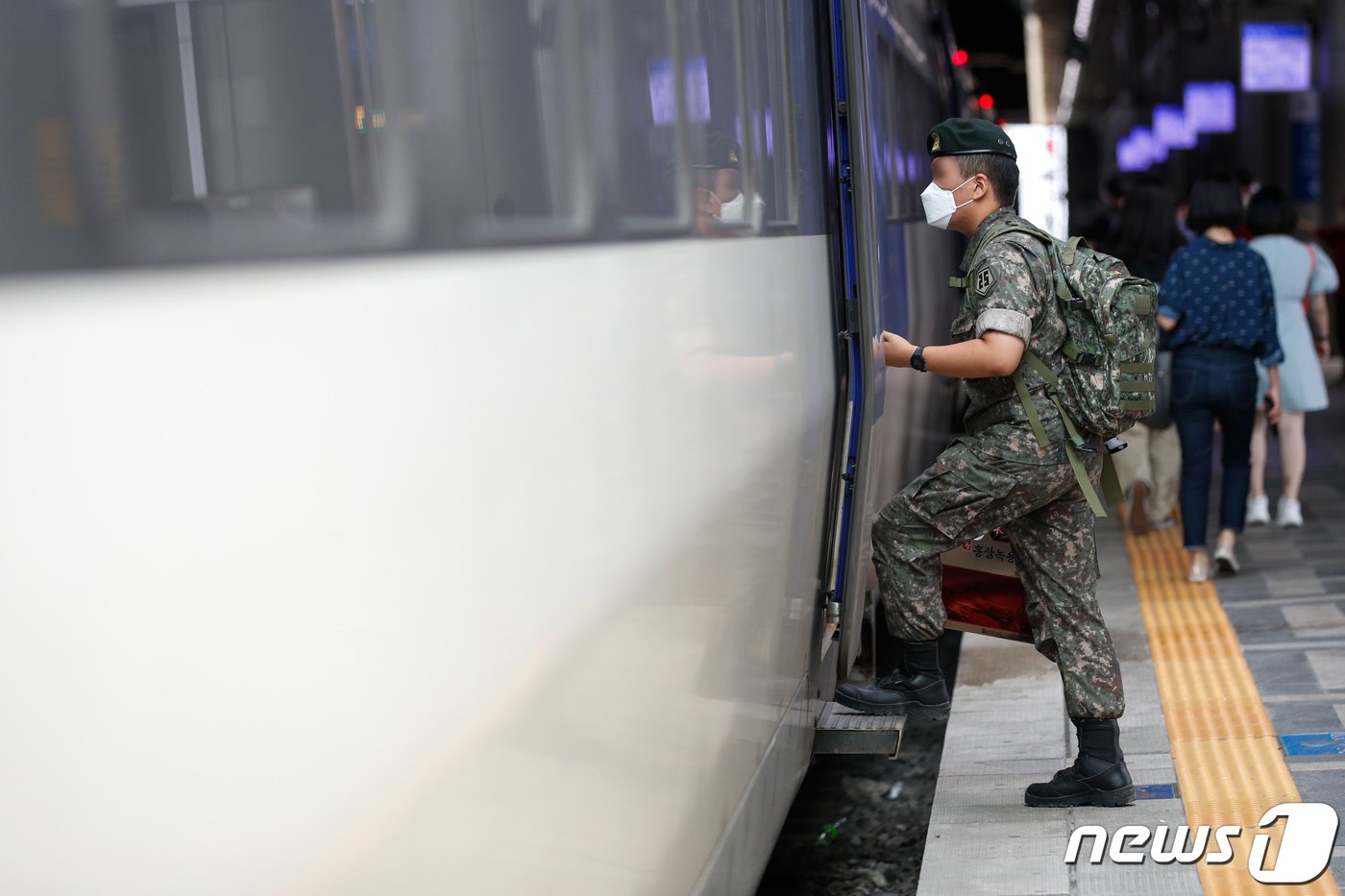 본문 이미지 - 군 장병 휴가가 재개된 6일 서울역에서 군 장병이 열차를 타고 있다. 국방부는 이날부터 군내 거리두기 4단계를 10월 3일까지 4주간 연장하되 강화된 부대관리지침을 방역관리 범위 내에서 일부 조정해 시행한다. 이에 따라 장병들의 휴가는 부대병력의 20% 이내까지로 완화된다. 안은나 기자