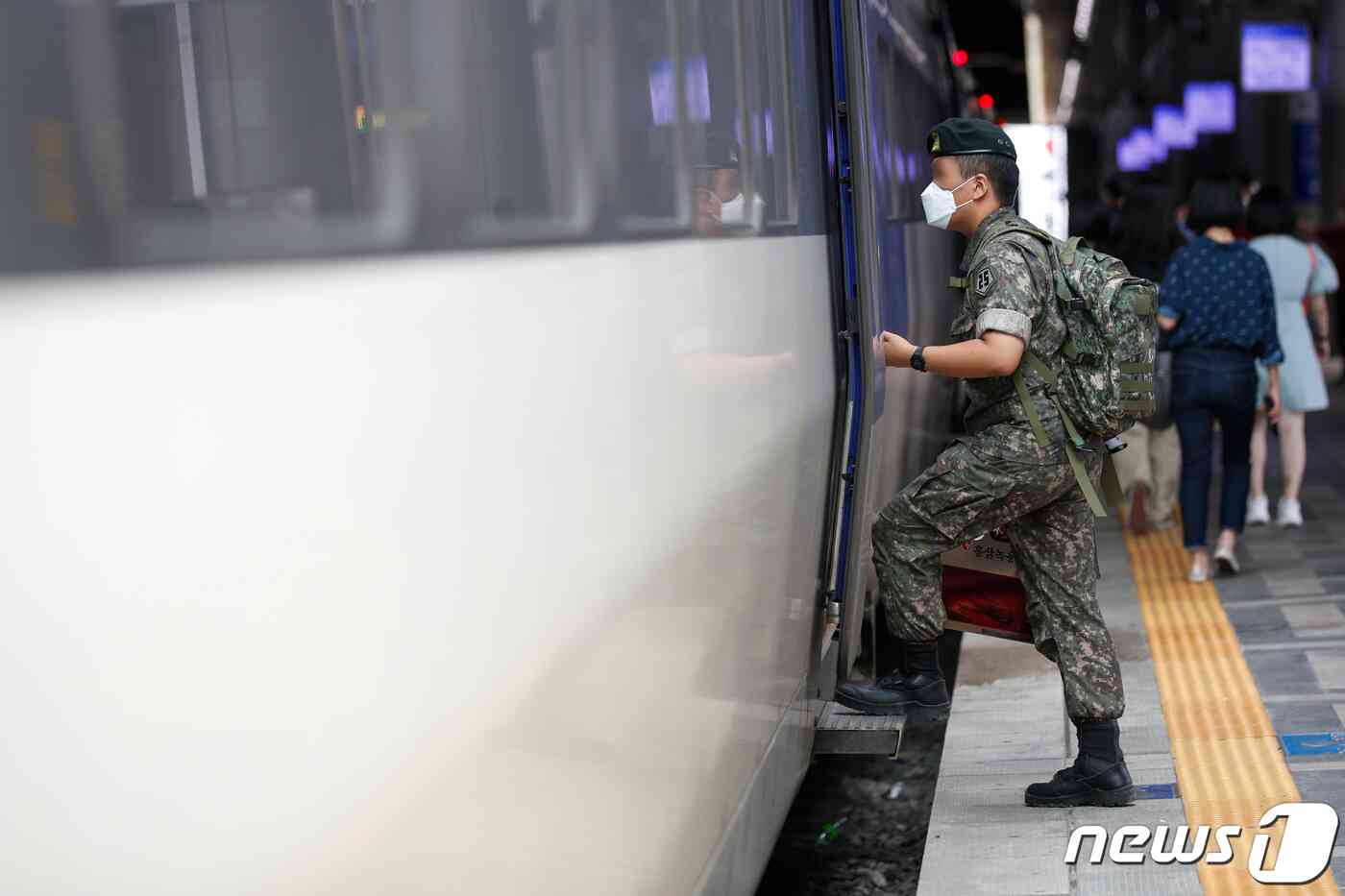 군 장병 휴가가 재개된 6일 서울역에서 군 장병이 열차를 타고 있다. 국방부는 이날부터 군내 거리두기 4단계를 10월 3일까지 4주간 연장하되 강화된 부대관리지침을 방역관리 범위 내에서 일부 조정해 시행한다. 이에 따라 장병들의 휴가는 부대병력의 20% 이내까지로 완화된다. 안은나 기자