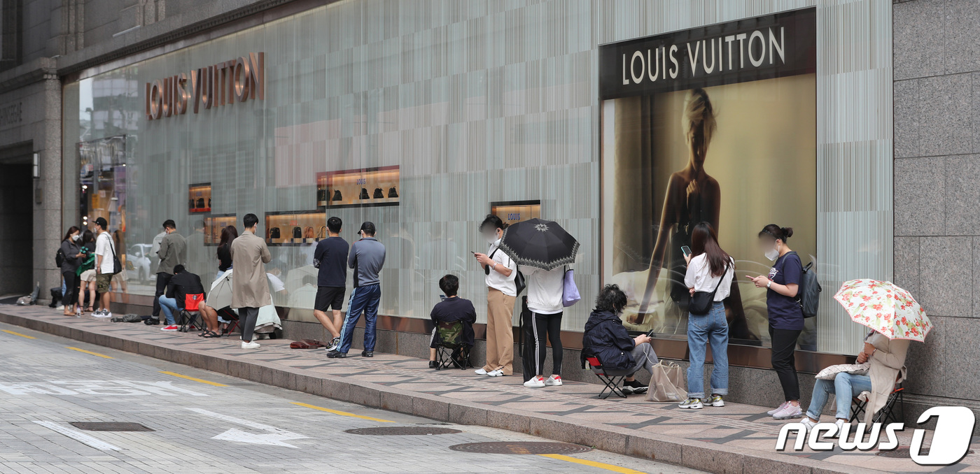 (서울=뉴스1) 이성철 기자 = 스위스 명품 시계 롤렉스 품귀난이 가중되고 있다. 시계를 살 수만 있다면 곧바로 막대한 차익을 거둘 수 있어 경쟁이 치열하다. 온라인 시계 소매업체 …