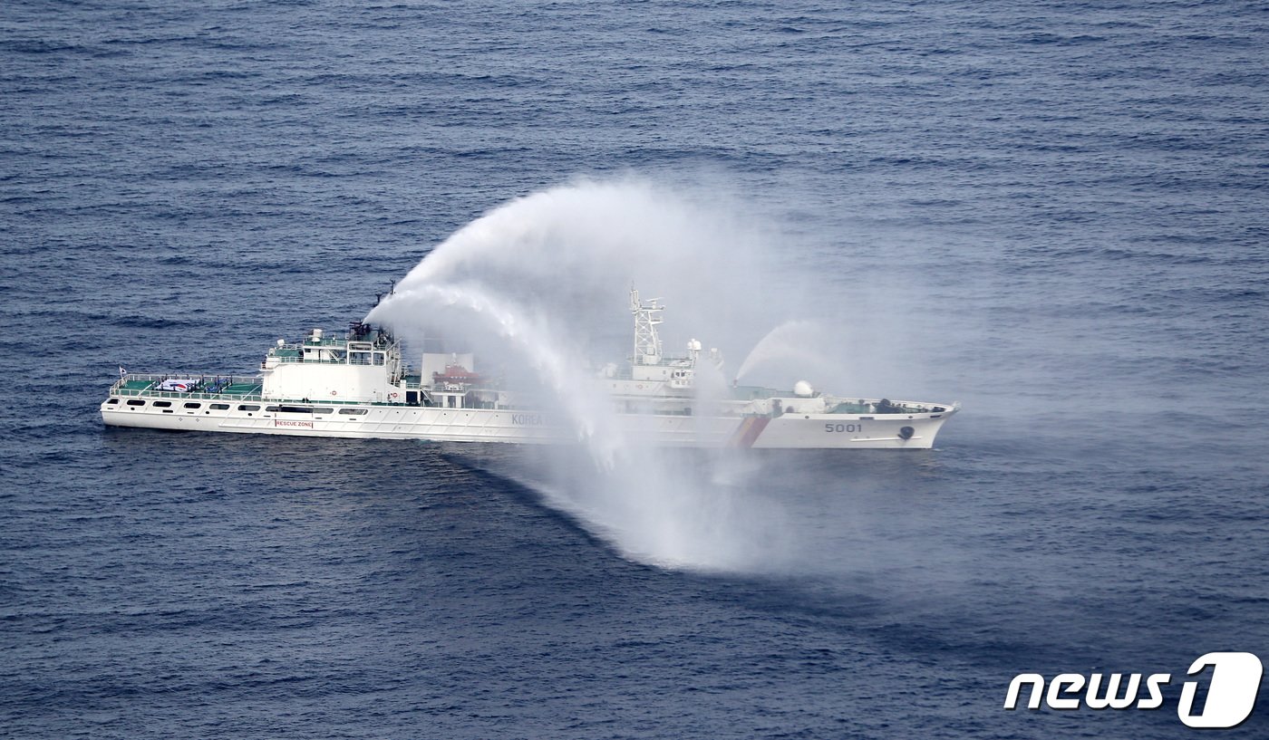본문 이미지 - 경북 울릉군 독도 인근 해상에서 소화포를 발사하는 해경 함정.(뉴스1 DB)ⓒ News1 사진공동취재단