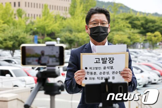6일 오후 경기도 과천시 정부과천청사 고객안내센터 앞에서 김한메 사법정의바로세우기시민행동(사세행) 대표가 윤석열 검찰 고발사주 의혹 관련 공수처 고발에 앞서 기자회견을 하고 있다. 조태형 기자